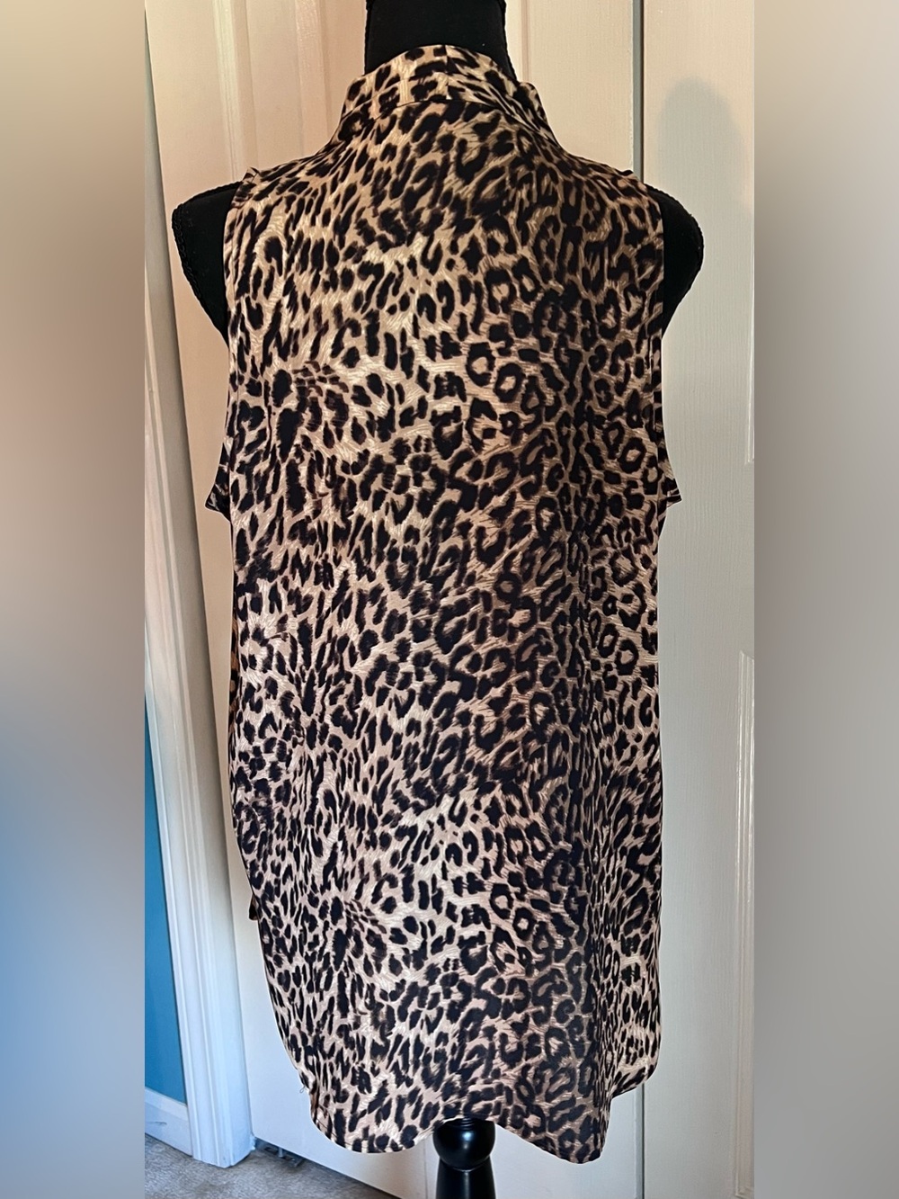 Vince Camuto Leopard Print Sleeveless V-Neck Top Corpcore Women’s Size Medium - Picture 5 of 10